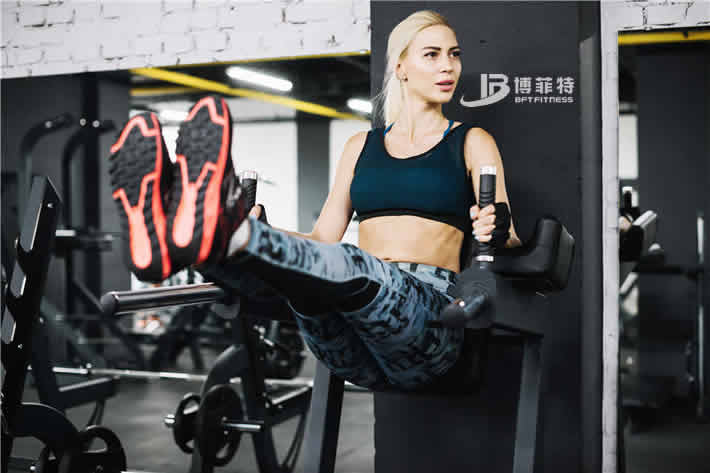 提膝压腹麻豆成人免费视频